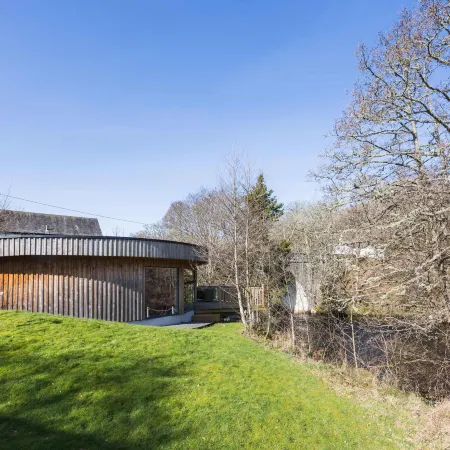 Otters Holt  Circular Riverside Retreat with Hot Tub キリンのホテル