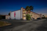Red Roof Plus+ & Suites Naples Downtown-5th Ave S - parking