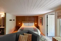Historic Rocky Waters Inn, A Small Luxury Hotel - bar