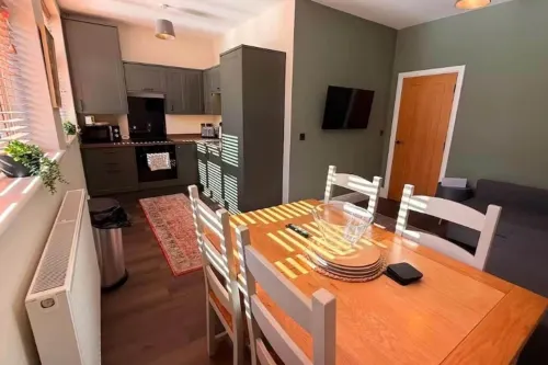 Stunning Two Bedroom Apartment in the New Forest with Private Courtyard - 2-Star