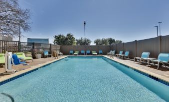 Holiday Inn Express & Suites Irving Conv Ctr - Las Colinas