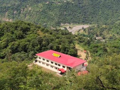 Nakshatra Resort Hotels near شيملا