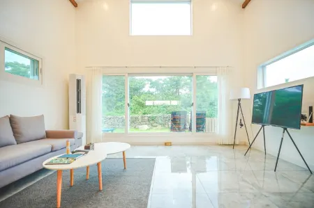 Jeju Harue Jeju Stay Pension Отели рядом с достопримечательностью «Dolgeobugi Suseok Bakmulkwan»