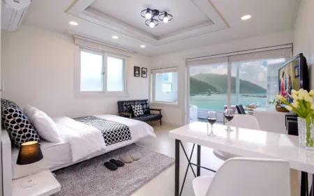 Tongyeong May Blue Pension Отели в г. Тхонъён