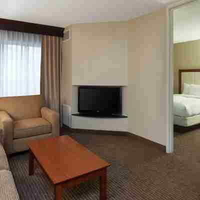 DoubleTree Suites by Hilton Cincinnati - Blue Ash Rooms