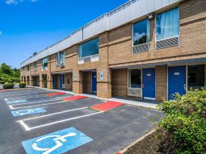 Econo Lodge Airport Near Billy Graham Parkway