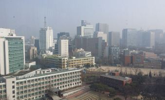 The view from the rooftop showcases buildings and skyscrapers in an urban area at Vabien Suite 1 Serviced Residence