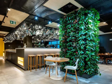 Ibis Praha Wenceslas Square Отели рядом с достопримечательностью «Кафедральный собор Святых Кирилла и Мефодия»