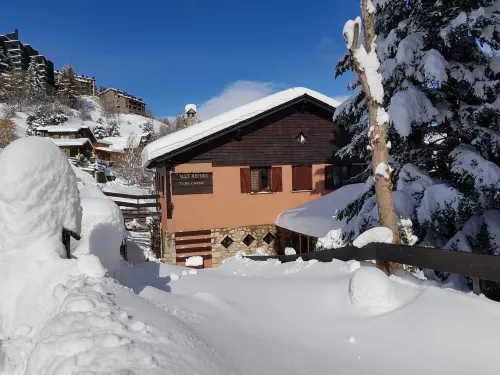Xalet Refugi Pere Carné Hotel a Campelles