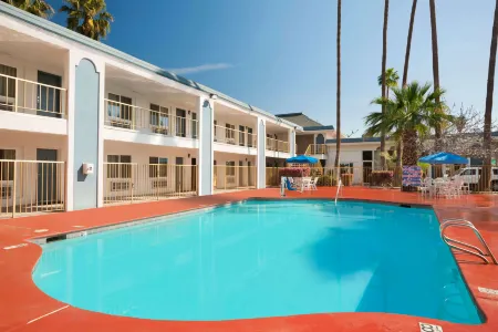 Travelodge by Wyndham Bakersfield Отели рядом с достопримечательностью «Salt 7even Float Center»