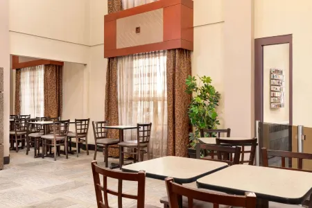 Travelodge by Wyndham Oshawa Whitby