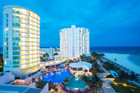 Krystal Grand Cancun All Inclusive Отели рядом с достопримечательностью «Плайя Гавиота Асуль»