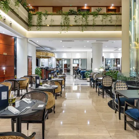 Eurostars Gran Hotel Santiago Отели рядом с достопримечательностью «Praza da Quintana»
