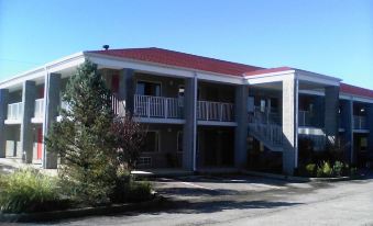 Campton Parkway Inn - Housity
