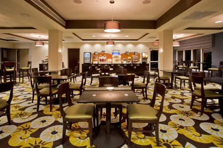 Holiday Inn Express & Suites Largo-Clearwater Отели рядом с достопримечательностью «Ларго Спортс Комплекс»