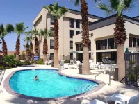 Hampton Inn St. George - مسبح