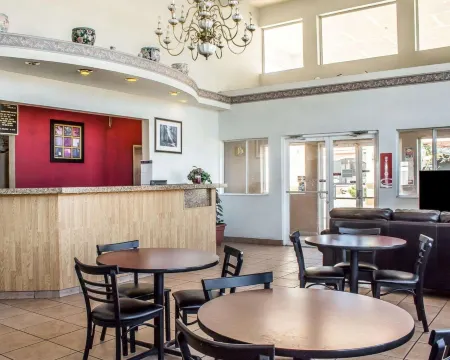 Quality Inn Winslow I-40 Отели рядом с достопримечательностью «Take It Easy Statue»