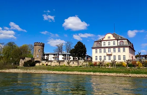 小酒館城堡酒店