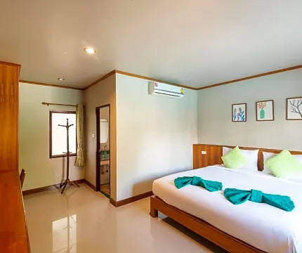 ห้องดีลักซ์ เตียงใหญ่ พร้อมวิวสระว่ายน้ำ