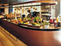 JR East Hotel Mets Premier Gotanda Hotel berhampiran Stesen Gotanda