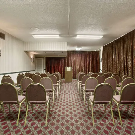 Days Inn by Wyndham Alexandria South Отели рядом с достопримечательностью «Маяк Джонс-Пойнт»
