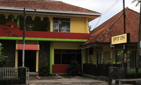 OYO Life 1708 Hotel Budi Famili 1 Syariah - Housity