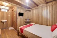 RedDoorz at Omah Kayu Homestay Yogyakarta Hotels in Sewon