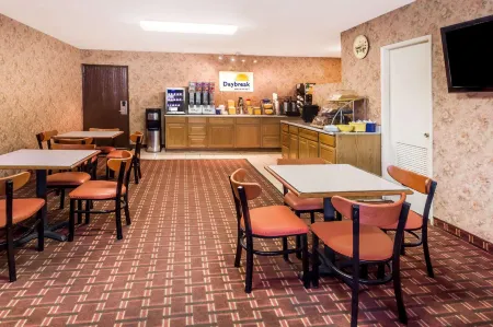 Days Inn & Suites by Wyndham Anaheim at Disneyland Park Отели рядом с достопримечательностью «Луигис Ролликин Роудстерс»