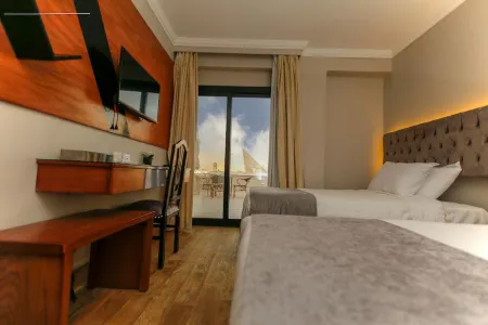 Khan DuiDar Inn - Pyramids View Rooftop Отели рядом с достопримечательностью «Мечеть аль-Акмар»