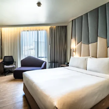 Holiday Inn Express BANGKOK SUKHUMVIT 11 by IHG Отели рядом с достопримечательностью «Станция метро Phetchaburi»