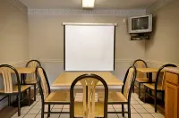 Super 8 by Wyndham Peoria East - parking
