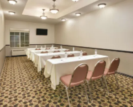 La Quinta Inn & Suites by Wyndham Corsicana - Parkplatz