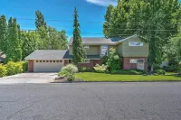 Lake House w/ Hot Tub - 1 Mi to Surf 'n Slide - 3-Star