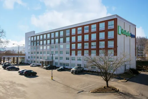 Holiday Inn Express 查爾斯頓，文娛中心 - 停車場