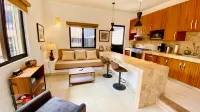 Renovated 1 Bdrm Guest House -Walk to Everything -Bikes -Gym - Pickleball Court