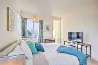 Lakefront Indio Villa Private Pool and on-Site Golf