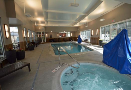 홈우드 스위트 바이 힐튼 새러토가 스프링스의 실내 수영장