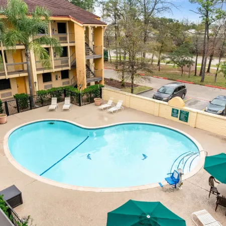 Super 8 by Wyndham The Woodlands North