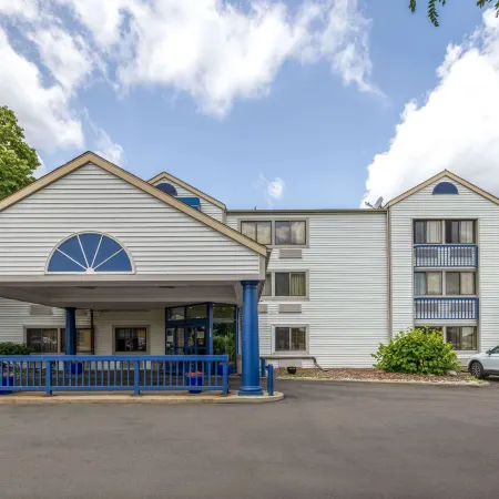 Travelodge by Wyndham Brooklyn Center