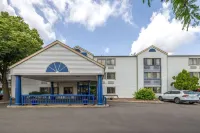 Travelodge by Wyndham Brooklyn Center Hotels in Fridley