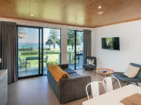 Waikanae Beach Top 10 Holiday Park Hotel di Manutuke