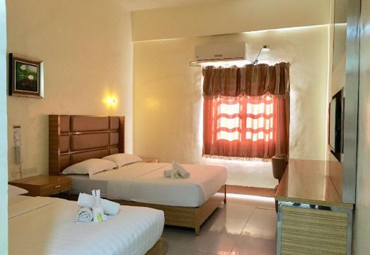 호텔 객실 내부의 편의시설 (TV, 책상 등)