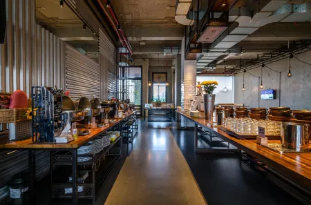 Yello Hotel Jemursari Отели рядом с достопримечательностью «Petra Christian University»