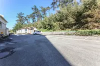 Muan Beach Hotel - parking