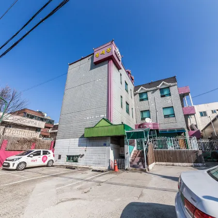 Wonju Cheongsaekjang Motel Отели рядом с достопримечательностью «Стадион Вонджу»