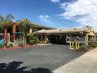Super 8 by Wyndham Salinas - parking