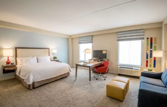 塔爾薩市中心歡朋套房酒店