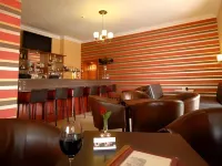 Redcliffe Hotel - parkir