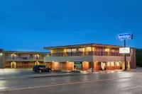 Travelodge by Wyndham Dawson Creek Các khách sạn ở Thung lũng Dawson
