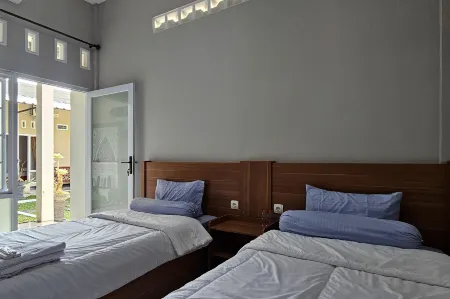 Guest House Saqeena Syariah Near Blitar Park RedPartner Отели в г. Blitar Regency